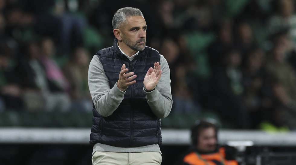 Sporting head coach Rui Borges applauds during the Portuguese First League soccer match against AVS at José Alvalade stadium in Lisbon, Portugal, 13 Dezember 2025. MIGUEL A. LOPES/LUSA