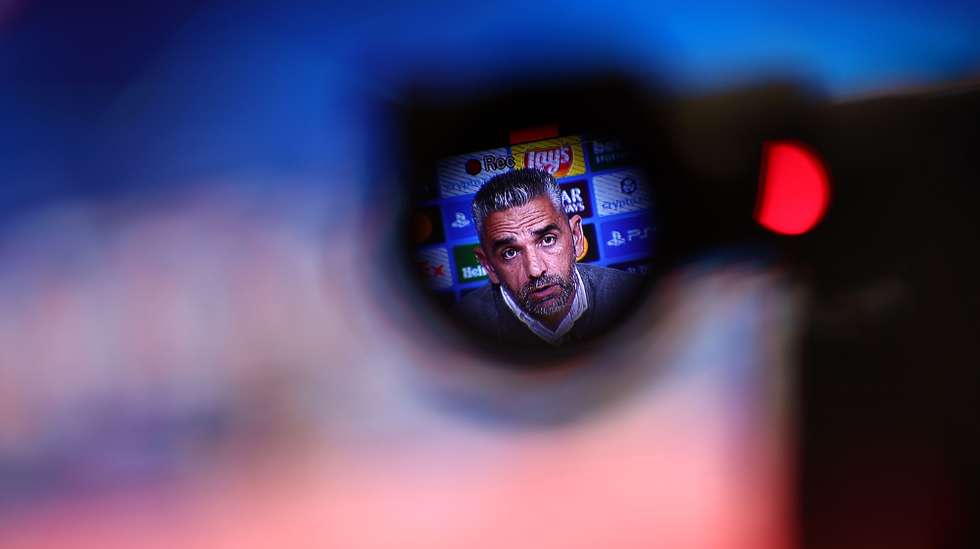 epa12579347 Sporting's head coach Rui Borges, seen throw a camera viewfinder, attends a press conference in Munich, Germany, 08 December 2025. Sporting CP will face Bayern Munich on 09 December in Munich.  EPA/ANNA SZILAGYI