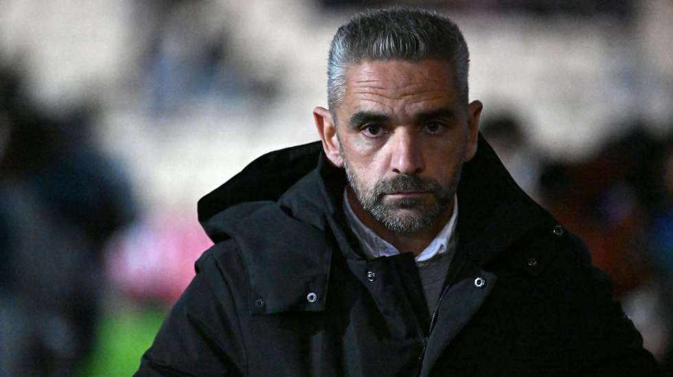 epa12621997 Sporting's head coach Rui Borges looks on during the Portuguese First League soccer match between Gil Vicente and Sporting CP, in Barcelos, Portugal, 02 January 2026.  EPA/FERNANDO VELUDO