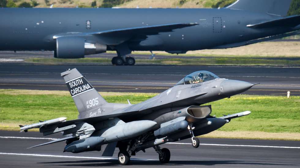 Vários aviões de abastecimento e caças da força aérea americana estacionados na Base Aérea das Lajes, nos Açores, 18 de fevereiro de 2026. ANTÓNIO ARAÚJO/LUSA