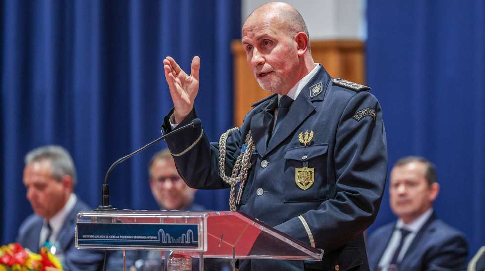 O diretor Nacional da PSP, Luís Carrilho, intervém na sessão solene de abertura do Ano Académico 2025/2026 do Instituto Superior de Ciências Policiais e Segurança Interna, esta tarde em Lisboa, 26 de fevereiro de 2026. MIGUEL A. LOPES/LUSA