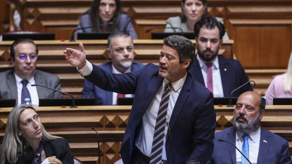 O presidente e deputado do Chega, André Ventura, intervém durante o debate de urgência, requerido pelo PCP, sobre “Exames Nacionais”, na Assembleia da República, em Lisboa, 17 de julho de 2026. MIGUEL A. LOPES/LUSA