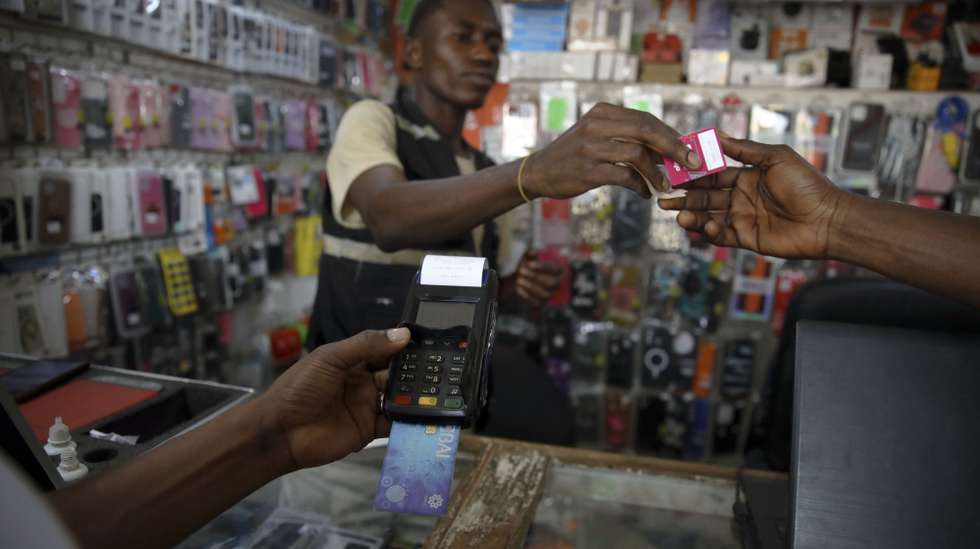 Pagamento eletrónico numa loja de Luanda, Angola, 4 de agosto de 2026. Negócios condicionados, matrículas suspensas e dívidas por liquidar estão entre as limitações impostas pela quebra dos pagamentos digitais, relatados à Lusa por habitantes de Luanda, após o ataque cibernético da semana passada à Unitel, maior operadora angolana de telecomunicações. AMPE ROGÉRIO/LUSA