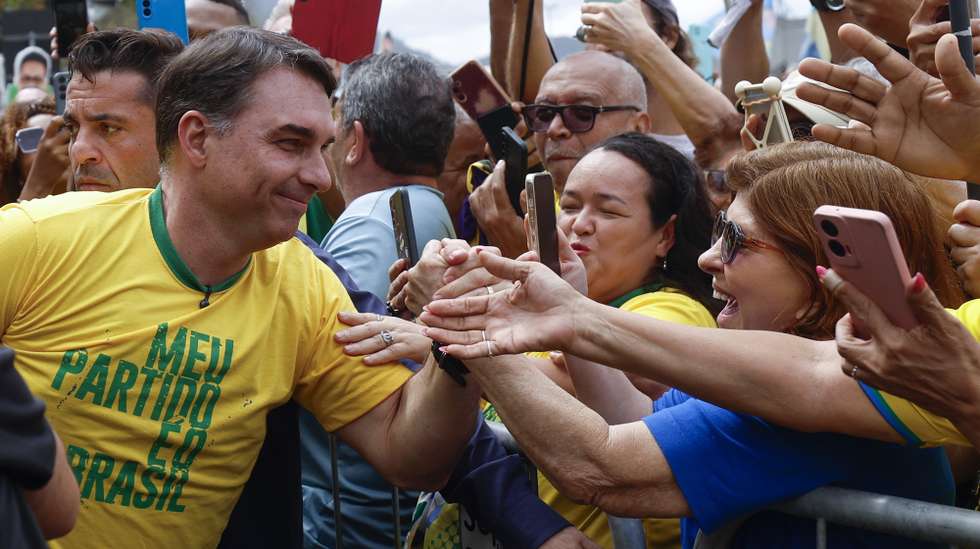 epa13174302 Brazil's Liberal Party presidential candidate Flavio Bolsonaro (C) greets supporters during his official campaign launch event on Copacabana beach in Rio de Janeiro, Brazil, 16 August 2026. Flavio Bolsonaro, a senator and son of former president Jair Bolsonaro, launched his bid for the upcoming October presidential election by criticizing incumbent President Luiz Inacio Lula da Silva's administration and promised to treat drug traffickers as 'terrorists'.  EPA/ANTONIO LACERDA
