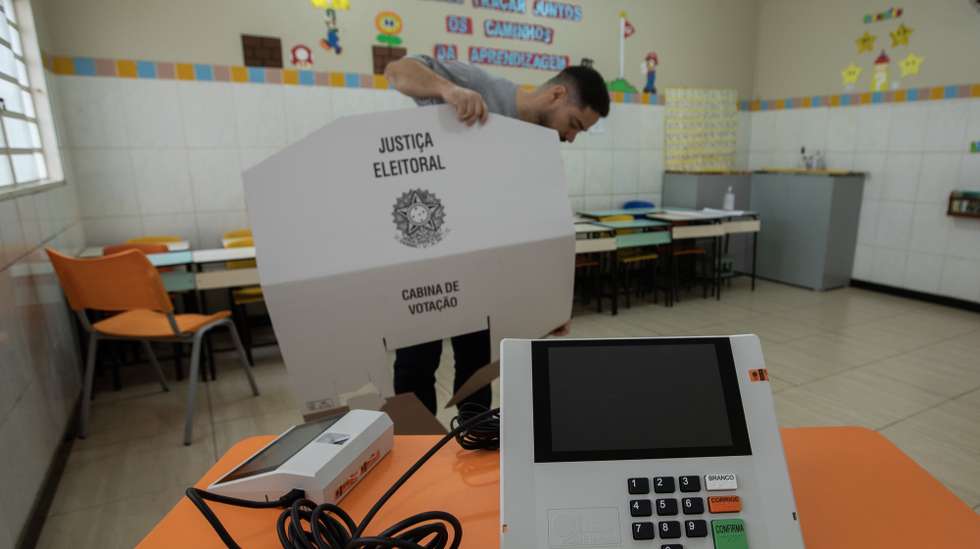 epa10273212 An electoral inspector installs an electronic voting machine for Sunday's elections, in the city of Brasilia, Brazil, 29 October 2022. On Sunday, 30 October 2022, the second round of the 2022 elections will be held in Brazil, with 156,454,011 voters who will be able to go to the polls.  EPA/Joedson Alves