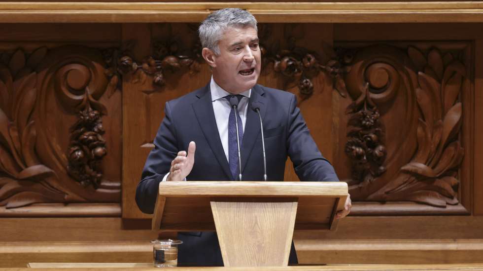 O deputado do Partido Socialista (PS), José Luís Carneiro, intervém durante a sessão plenária sobre a redução temporária da taxa de IVA sobre os combustíveis para a taxa intermédia e sobre a  abolição das portagens nas Pontes 25 de Abril e Vasco da Gama, garantindo a mobilidade, a coesão territorial e a justiça económica entre as duas margens do Tejo, na Assembleia da República, em Lisboa, 24 de setembro de 2026. ANTÓNIO PEDRO SANTOS/LUSA