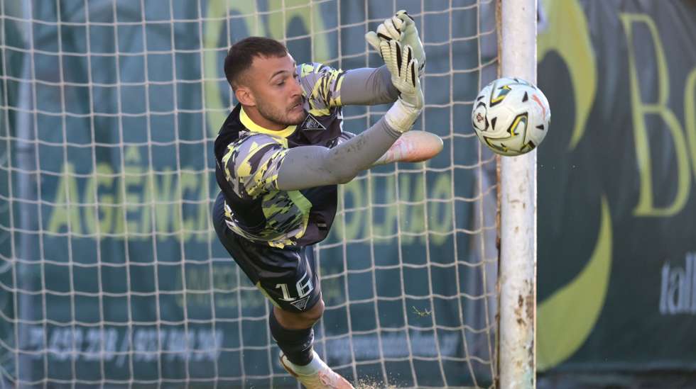 O guarda-redes do Estoril, Martin Turk, defende um penalti e garante a passagem da 3ª eliminatória da Taça de Portugal no prolongamento do jogo com o Salgueiros realizado no Estádio do Bolhão em  Fiãe, Santa Maria da Feira, 18 de outubro de 2026. FERNANDO VELUDO/LUSA
