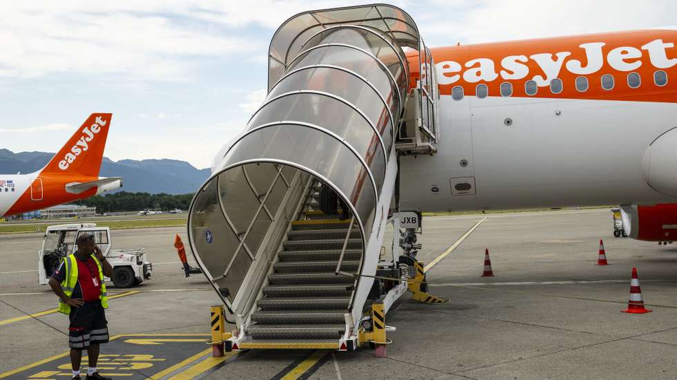 epa13105267 An Airbus A320 commercial airplane of EasyJet is seen after landing at Geneva Airport, Switzerland, 11 July 2026. A bidding war for Europe's low-cost carrier, easyJet, has been ongoing between US-based investment firms Castlelake and Apollo Global Management, with the latter having proposed the better offer.  EPA/ALESSANDRO DELLA VALLE