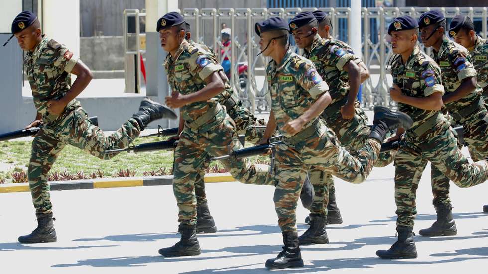Tropas timorenses durante a cerimónia para destacar o reforço da cooperação entre os dois países, no Estado-Maior das Forças de Defesa de Timor-Leste, em Díli, Timor-Leste, 11 de outubro de 2012. Teve hoje início o exercício militar conjunto Crocodilo 2012, entre as forças de defesa de Timor-Leste e os fuzileiros dos Estados Unidos. ANTONIO AMARAL / LUSA