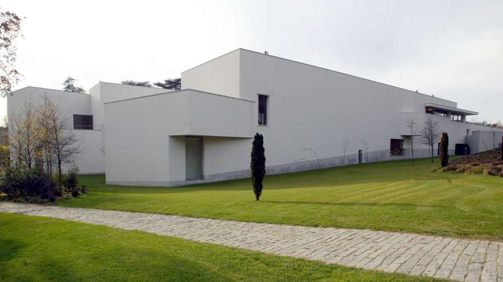 Produzida pela Fundação de Serralves — Museu de Arte Contemporânea, Começo, meio, começo tem curadoria de Inês Grosso, curadora-chefe do museu, e coordenação de Filipa Loureiro