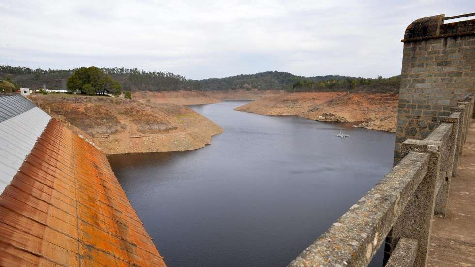 A água da barragem do Pego do Altar encontra-se a uma cota perigosamente baixa, Alcácer do Sal, 23 de novembro de 2017. Os agricultores do distrito de Setúbal acreditam que a solução para os períodos de seca no sul do país passa pela gestão da água em alta, pelo Estado e pela construção da barragem do Pisão, no distrito de Portalegre. (ACOMPANHA TEXTO DE 26/11/2017) RUI MINDERICO/LUSA