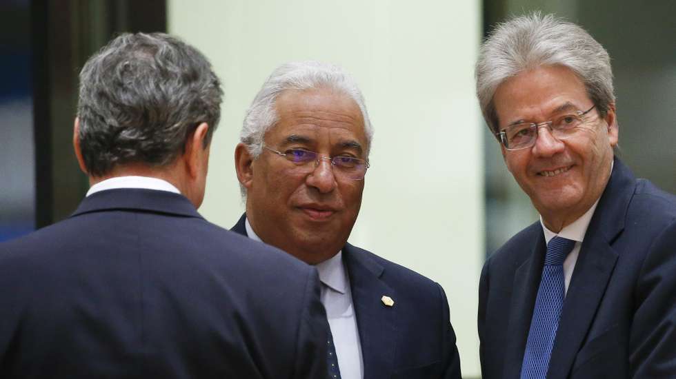 Novas previsões da Comissão Europeia apresentadas esta quinta-feira pelo comissário Paolo Gentiloni (à direita de António Costa).