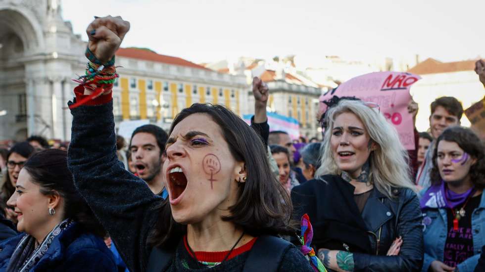 Mulheres ainda ganham menos do que os homens e têm menos acesso ao poder