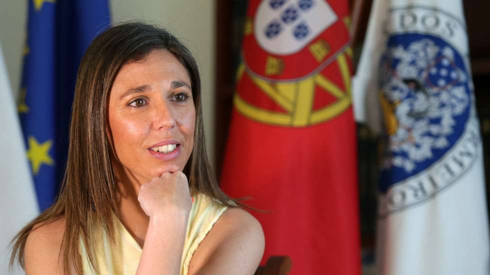 A bastonária da Ordem dos Enfermeiros, Ana Rita Cavaco, foi identificada em fotografias públicas nas redes sociais a administrar vacinas esta segunda-feira