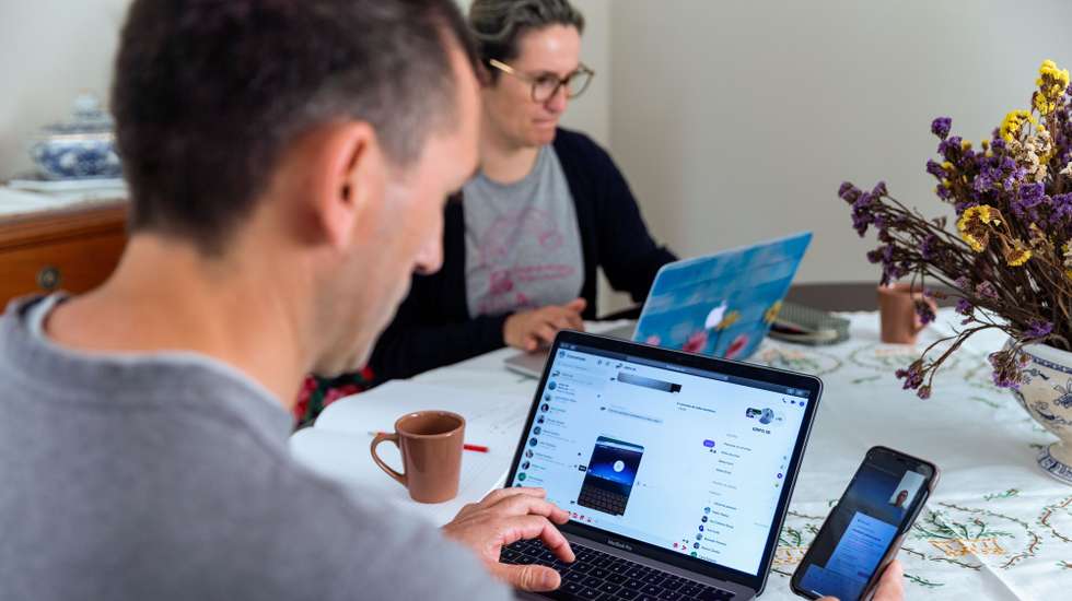 Sara, professora de música, e Pedro, professor de Educaçao Física da Escola EBI de Ponta Garça, dão aulas através de um computador, Ponta Garça, Ilha de São Miguel, Açores, 20 de abrilde  2020. Em São Miguel, pais e professores preocupam-se, ainda, em aceder às plataformas digitais e garantir que todos os alunos têm acesso aos conteúdos que são disponibilizados 'online'. EDUARDO COSTA/LUSA