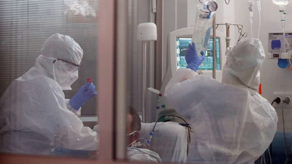 CONJUNTO DE 20 FOTOGRAFIAS: 19-20: Enfermeiras tratam de um paciente com covid-19, na Unidade de Cuidados Intensivos (UCI) para doentes com covid-19 no Hospital do Espírito Santo, em Évora, 23 de abril de 2020. Na região de Portugal Continental com o menor número de casos confirmados de covid-19, os atuais internados com a doença no hospital de Évora “contam-se pelos dedos de uma mão”, mas a unidade hospitalar está preparada para um cenário pior. (ACOMPANHA TEXTO DO DIA 26 DE ABRIL DE 2020). NUNO VEIGA/LUSA