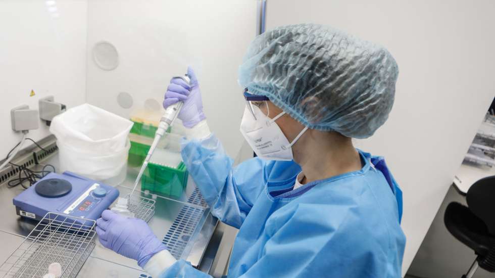 Uma técnica superior faz análises para despistagem do virus da covid-19 no Hospital Sousa Martins da Guarda que respondeu com “sucesso” à pandemia da covid-19 e atravessa um período de acalmia que permite repor serviços nos locais originais e reduzir a área de internamento de 110 para 40 camas, Guarda, 20 de maio de 2020. (ACOMPANHA TEXTO DE 21/05/2020) MIGUEL PEREIRA DA SILVA/LUSA