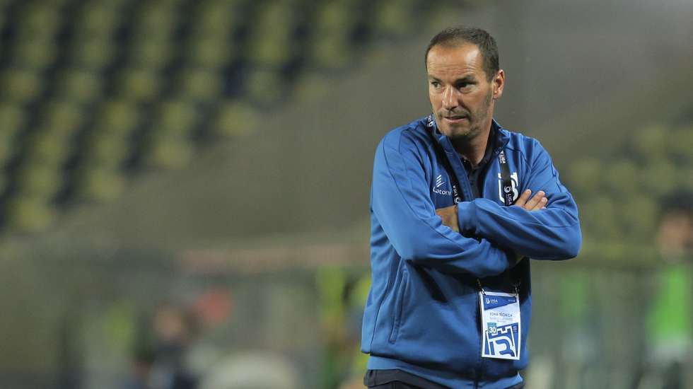 epa08529796 Belenenses SAD's head coach Petit reacts during the Portuguese First League soccer match between FC Porto and Belenenses Lisbon at Dragao stadium in Porto, Portugal, 05 July 2020.  EPA/MANUEL FERNANDO ARAUJO / POOL