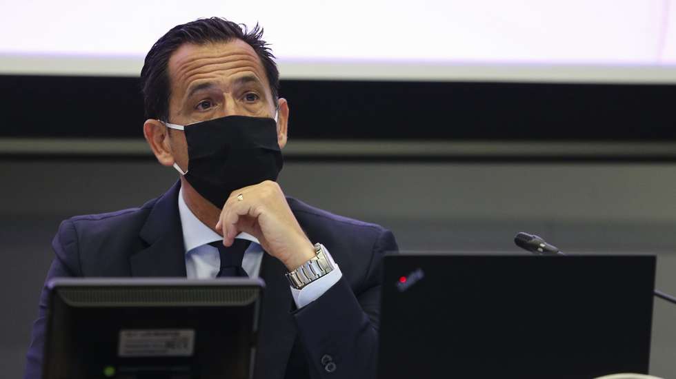 O presidente da Liga Portuguesa de Futebol, Pedro Proença, durante a assembleia geral extraordinária da Liga Portuguesa de Futebol Profissional, para debater a governação do organismo liderado por Pedro Proença, apreciar o apoio anunciado para os clubes da II Liga e a entrada em vigor das cinco substituições na I Liga, entre outros pontos da ordem de trabalhos solicitados pelos emblemas profissionais, no auditório da Ordem dos Contabilistas, Porto, 8 de junho de 2020. JOSÉ COELHO/LUSA