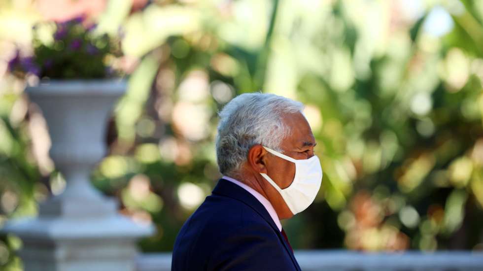 O primeiro-ministro, António Costa, após uma audiência com as associações dos setores têxtil e de vestuário no Palácio de São Bento, em Lisboa, 02 de setembro de 2020. As associações entregaram na ocasião exemplares de máscaras comunitárias produzidas por empresas portuguesas, reutilizáveis e certificadas. ANTÓNIO PEDRO SANTOS/LUSA