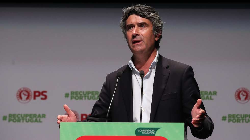 O secretário-geral adjunto do PS, José Luís Carneiro, durante a intervenção na conferência de dirigentes nacionais e locais do Partido Socialista (PS), no Convento de São Francisco, Coimbra, 31 de agosto de 2020. PAULO NOVAIS/LUSA