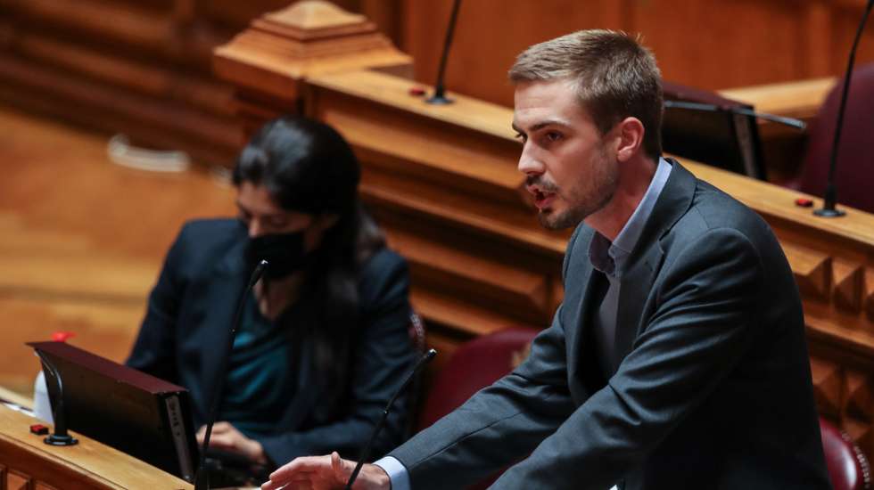O deputado do Partido Comunista Português (PCP), Duarte Alves, intervém durante o debate e votação da proposta do orçamento suplementar para 2020, na Assembleia da República, em Lisboa, 17 de junho de 2020. MANUEL DE ALMEIDA/LUSA