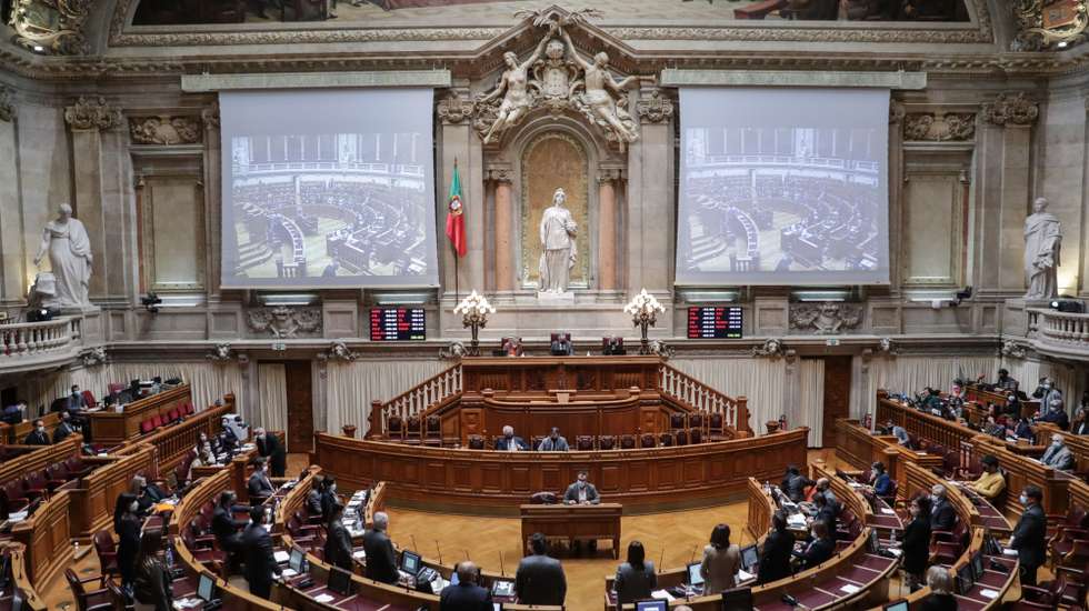 Deputados aprovam o pedido de renovação da aplicação da Declaração do Estado de Emergência, no período de 24 de novembro a 8 de dezembro de 2020, na Assembleia da República em Lisboa, 17 de dezembro de 2020. TIAGO PETINGA/LUSA