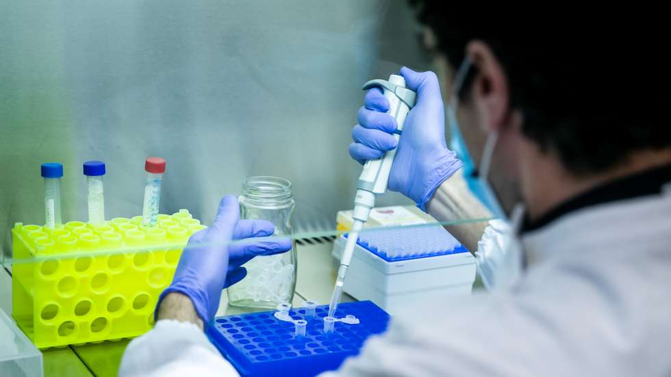 O investigador da unidade de bioinformática do Instituto Nacional de Saúde Ricardo Jorge (INSA), Vítor Borges, procede à análise de uma amostra, em Lisboa, 24 de abril de 2020. Há dois meses que o Instituto Ricardo Jorge trabalha noite e dia para responder aos pedidos de análises de amostras suspeitas da covid-19, havendo dias que chega a fazer 800 testes num total de mais de 320 mil realizados. (ACOMPANHA TEXTO DO DIA 29 DE ABRIL DE 2020). JOSÉ SENA GOULÃO/LUSA