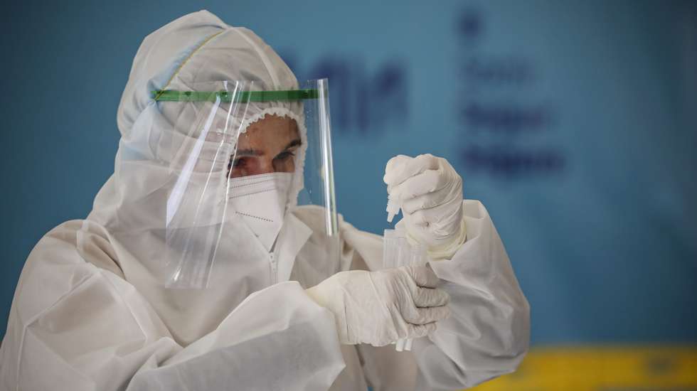 A Cruz Vermelha Portuguesa abriu hoje um posto fixo para testes, na Maia, 4 de dezembro de 2020. Neste novo posto fixo vão realizar-se testes antigénio de resposta rápida, que podem ser prescritos pelos Médicos do Serviço Nacional de Saúde desde o passado dia 09 de novembro. Neste Posto Fixo estão disponíveis circuitos de drive-through (de carro) e walk-through (a pé), e resulta de uma parceria com a Câmara Municipal da Maia. JOSÉ COELHO/LUSA