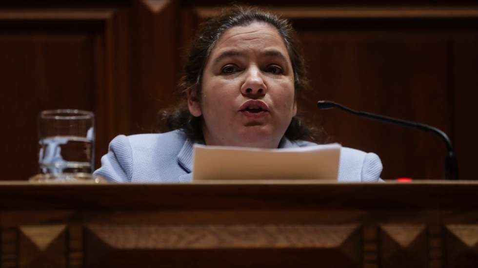 A ministra da Modernização do Estado e da Administração Pública, Alexandra Leitão, durante a audição na Comissão de Orçamento e Finanças na Assembleia da República em Lisboa, 11 de novembro de 2020. TIAGO PETINGA/LUSA