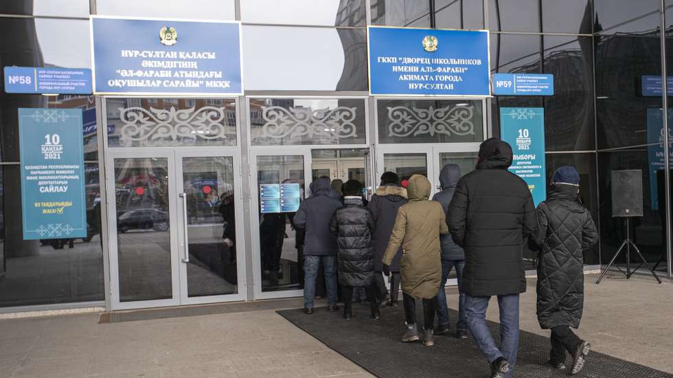 epa08929648 People line up outside a polling station during Kazakhstan's legislative elections to elect the members of Majlis (lower house of the parliament) in Nur-Sultan, Kazakhstan, 10 January 2021.  EPA/RADMIR FAHRUTDINOV