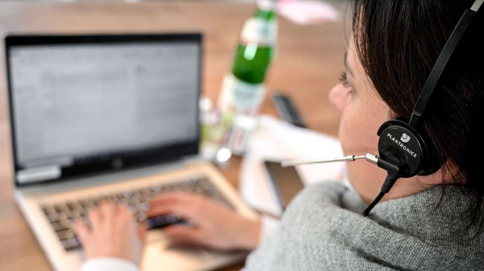 epa08933121 A woman with a headset sits in front of her laptop in the living room at home in Moenchengladbach, Germany, 12 January 2021. In view of the fact that the number of corona infections is not declining, politicians are calling for greater use to be made of working from home again. However, around 60 percent of employees in Germany are unable to work from home - often because their work involves a service to others, according to the German Institute for Economic Research (DIW). Other tasks, in turn, are linked to the respective jobs. Companies are already struggling to survive this pandemic. Throughout Germany, the number of cases of the COVID-19 disease caused by the SARS-CoV-2 coronavirus is still high.  EPA/SASCHA STEINBACH