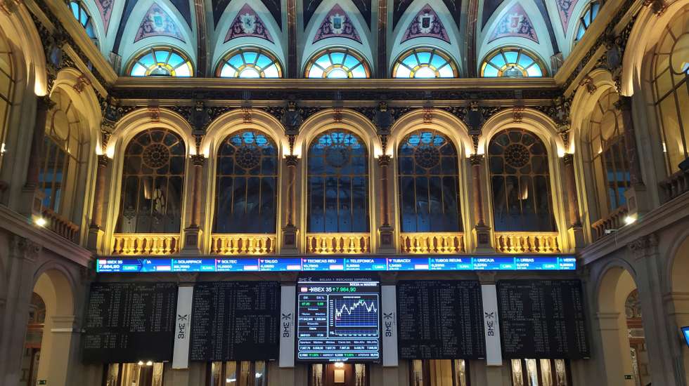 epa08966993 Several screens display the evolution of Spanish main index Ibex 35 at Madrid's Stock Exchange in Madrid, Spain, 26 January 2021. The IBEX 35, the main index of the Spanish Stock Exchange rose a 0,86 percent at the end of the trading day to almost reach the 8,000 points.  EPA/Vega Alonso