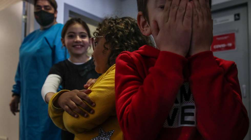 Crianças brincam na Escola Básica da Granja do Ulmeiro, uma das escolas de acolhimento que recebe filhos de familias com profissões essenciais, ou que procuram a ajuda que não conseguem dar em casa, durante a pandemia de covid-19, Soure, 3 de fevereiro de 2021. (ACOMPANHA TEXTO DE 05/02/2021) PAULO NOVAIS/LUSA