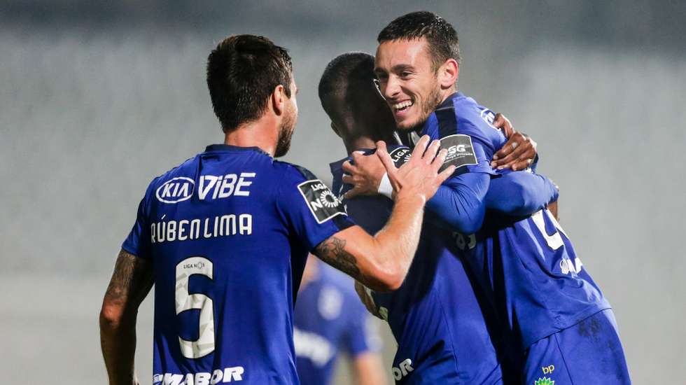 O jogador da Belenenses SAD, Afonso Sousa (D), festeja o segundo golo marcado contra o Sporting de Braga durante o jogo da Primeira Liga de Futebol, 9.ª jornada, disputado no Estádio Nacional, em Oeiras, 06 de dezembro de 2020. TIAGO PETINGA/LUSA