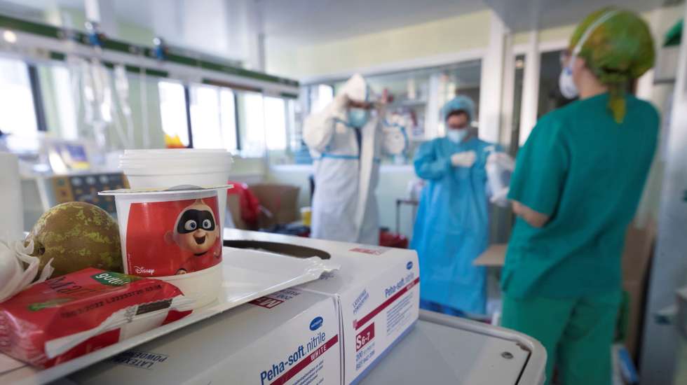 epa08972754 A breakfast is placed on a table for a COVID-19 patient admitted at the Intensive Care Unit (ICU) of the Morales Meseguer Hospital in the coastal city of Murcia in eastern Spain, 29 January 2021. Anxiety, depression, post-traumatic stress disorder, insomnia or cognitive impairment are some of the sequelae that COVID-19 leaves behind in a very significant percentage of patients who have overcome the disease, despite the fact that there is little scientific literature on these consequences because the first two waves of the pandemic focused mainly on studying damage to the pulmonary system.  EPA/Marcial Guillen