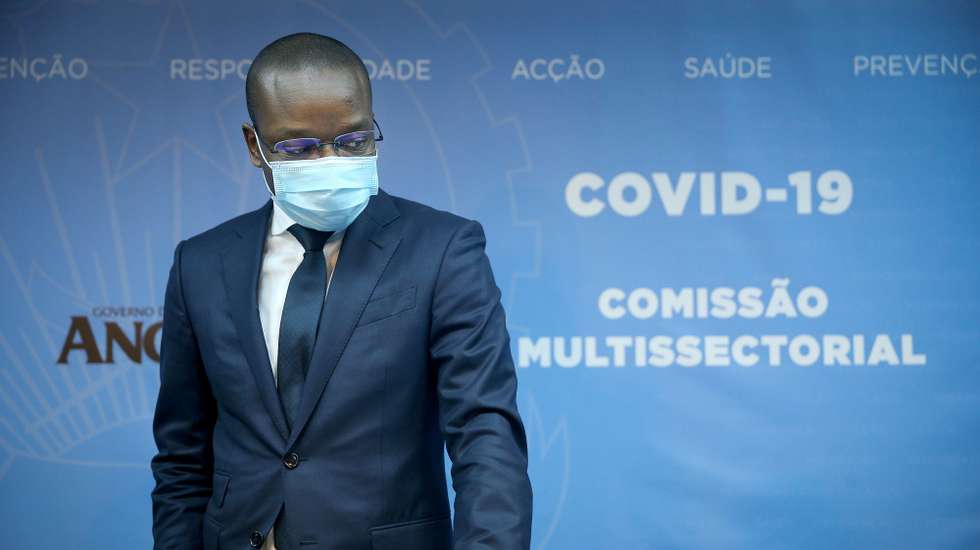 O ministro de Estado e chefe da Casa Civil do Presidente da República, Adão de Almeida, durante a conferência de imprensa onde foram anunciadas novas medidas para travar a importação das novas estirpes do vírus SARS-CoV-2 no país, incluindo a suspensão temporária de ligações aéreas com Portugal, Brasil e África do Sul, a partir de 24 de janeiro, e obrigatoriedade de testes pós-desembarque, Luanda, Angola, 14 de janeiro de 2021.  AMPE ROGÉRIO/LUSA