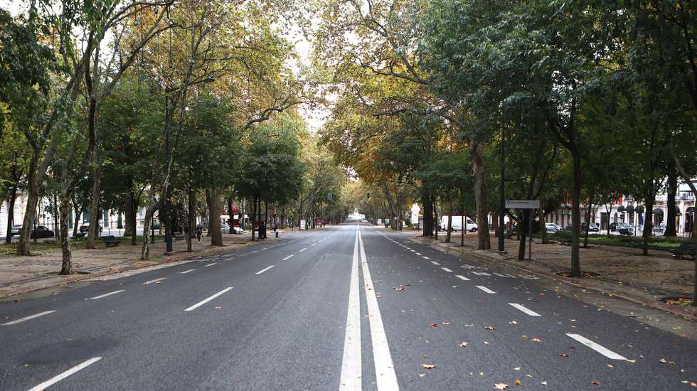 Vista geral da Avenida da Liberdade às 13h, hora do início do recolher obrigatório do estado de emergência no âmbito das medidas de contenção da covid-19, em Lisboa, 14 de novembro de 2020. Com 191 concelhos em risco em Portugal, o Conselho de Ministros decretou o encerramento de todos os estabelecimentos comerciais e restauração a partir das 13h00 até às 08h00 do dia seguinte, tanto no sábado como no domingo, para além do confinamento obrigatório para toda a população dos concelhos em risco a partir das 13h. ANTÓNIO PEDRO SANTOS/LUSA