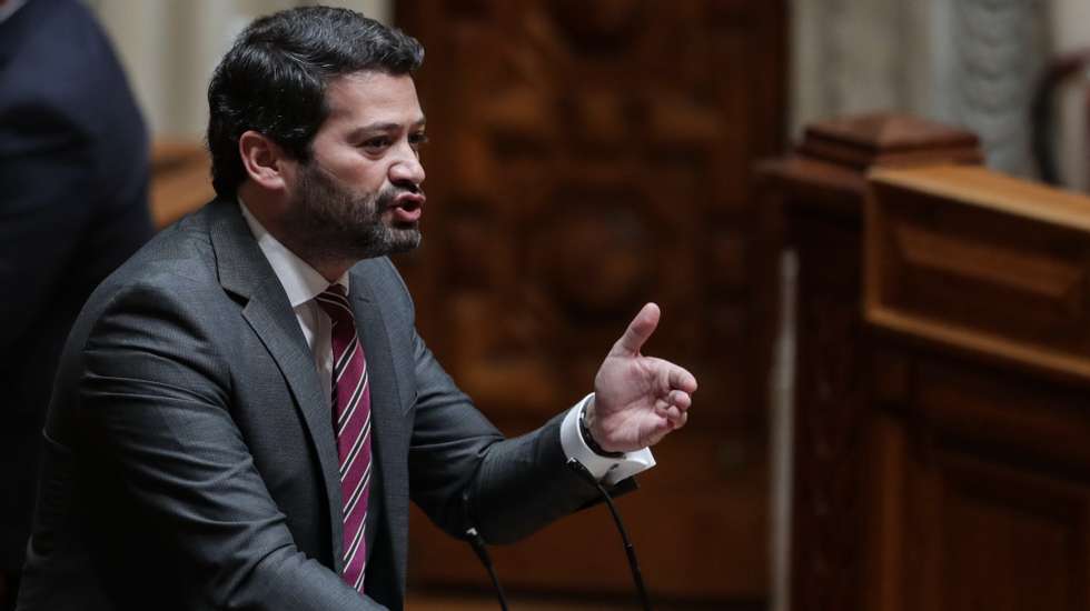 O deputado do Partido Chega André Ventura intervém durante a apresentação e discussão dos Relatórios sobre a aplicação da Declaração do Estado de Emergência na Assembleia da República em Lisboa, 25 de março de 2021. TIAGO PETINGA/LUSA