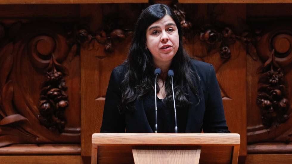 A líder parlamentar do Partido Pessoas-Animais-Natureza (PAN), Inês Sousa Real, intervém, durante o debate sobre o pedido de autorização de renovação do estado de emergência na Assembleia da República, em Lisboa, 20 de novembro de 2020. ANTÓNIO COTRIM/LUSA