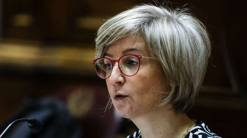 A ministra da Saúde, Marta Temido, fala perante a Comissão de Trabalho e Segurança Social, a propósito do incumprimento da lei do trabalho nos processos de transmissão de estabelecimento nos hospitais, na Assembleia da República, em Lisboa, 31 de março de 2021. TIAGO PETINGA/LUSA