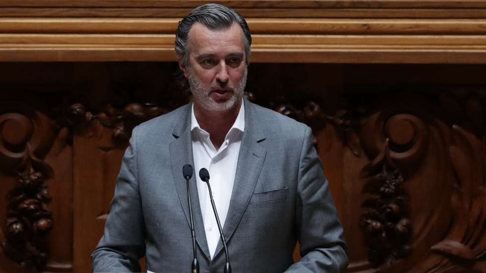 O deputado do Iniciativa Liberal, João Cotrim Figueiredo, intervém durante o debate sobre o pedido de autorização de renovação do Estado de Emergência na Assembleia da Repúlica em Lisboa, 25 de março de 2021. TIAGO PETINGA/LUSA