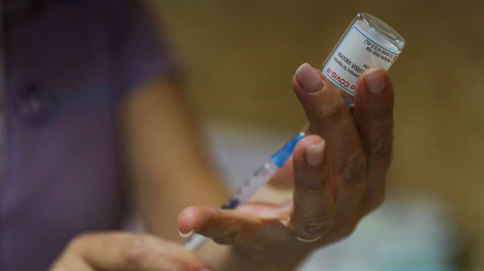 Uma enfermeira prepara uma dose da vacina da Moderna no Centro de Vacinação do Seixal, 7 de abril de 2021. MIGUEL A. LOPES/LUSA
