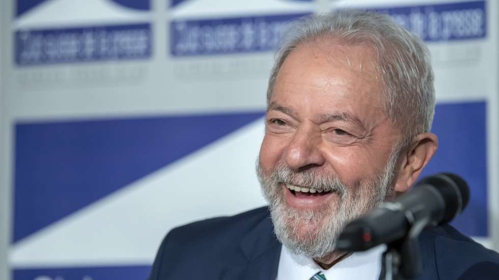 epa09138224 (FILE) - Former Brazilian president Luiz Inacio Lula da Silva speaks about 'Dialogue about inequality with global unions and general public', during a press conference at the Geneva press club, in Geneva, Switzerland, 06 March 2020 (reissued 15 April 2021). Brazil's Federal Supreme Court (STF) on 15 April 2021 upheld the annulment of all the prison sentences handed by a Curitiba court against former president Lula da Silva, who must be tried by federal courts.  EPA/MARTIAL TREZZINI *** Local Caption *** 55933601