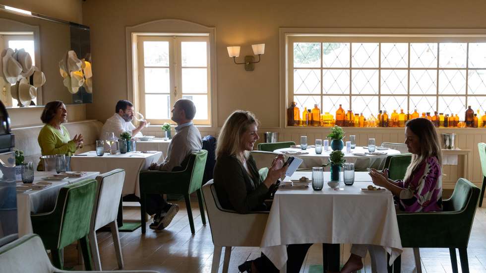 Clientes almoçam no restaurante Wish no dia em que entram em vigor novas medidas de desconfinamento, Porto, 19 de abril de 2021. Passa a ser autorizada a abertura de restaurantes, cafés e pastelarias, mas com a restrição de lotação máxima a quatro pessoas ou seis pessoas em esplanadas e com horário até às 22:00 horas ou às 13:00 ao fim de semana. JOSÉ COELHO/LUSA