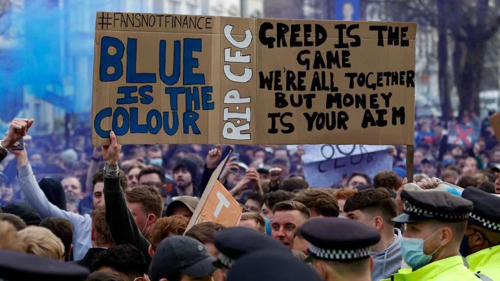 Cerca de 1.000 adeptos do Chelsea protestaram com entrada na Superliga Europeia... e festejaram saída do clube da mesma
