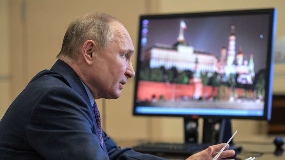 epa09137065 Russian President Vladimir Putin attends a video conference joint meeting of the State Council Presidium and the Agency for Strategic Initiatives, at the Novo-Ogaryovo state residence outside Moscow, Russia, 15 April 2021.  EPA/ALEXEI DRUZHININ / SPUTNIK / KREMLIN POOL MANDATORY CREDIT