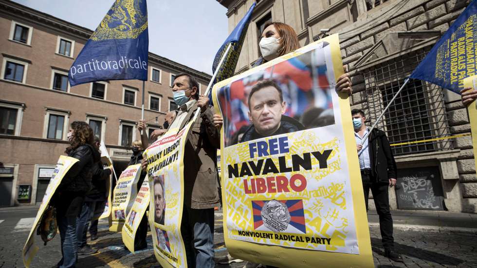 epa09149904 People attend a rally by the Radical Party (Partito Radicale) to ask for the release of Alexei Navalny, in Rome, Italy, 21 April 2021. Russian imprisoned opposition activist Navalny was transferred from a penal colony to a hospital. Navalny was on hunger strike since 31 March while serving a prison sentence in a penal colony after he returned from Germany where he was treated in August 2020 for poisoning with a nerve agent from the Novichok group.  EPA/MASSIMO PERCOSSI