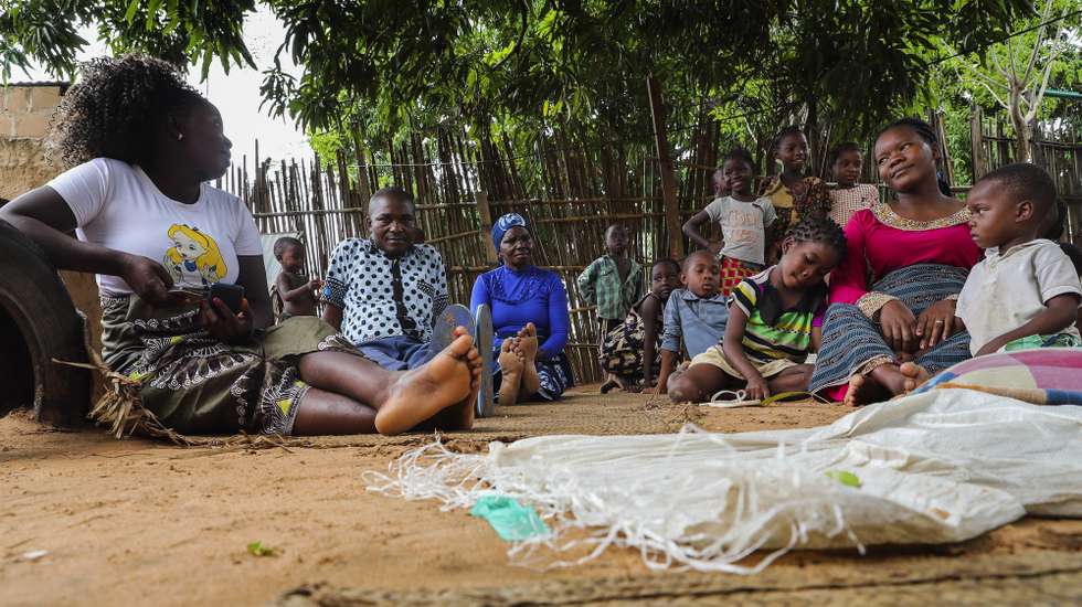 Zito Paulino João (3E), rodeado pela mulher e familiares, perdeu o contacto com a restante família durante os conflitos e vivem agora na casa da mãe em Pemba, Moçambique, 13 de abril de 2021. A violência armada em Cabo Delgado começou há mais de três anos, mas ganhou uma nova escalada há duas semanas, quando grupos armados atacaram pela primeira vez a vila de Palma, que está a cerca de seis quilómetros dos multimilionários projetos de gás natural. (ACOMPANHA TEXTO) JOAO RELVAS/LUSA
