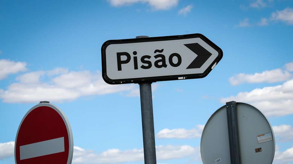 Placa da aldeia de Pisão, que ficará submersa quando a Barragem do Pisão for construida. Realizou-se hoje a cerimónia de apresentação das conclusões do grupo de trabalho que estudou o modelo de financiamento e gestão da Barragem do Pisão. Crato, 07 de junho de 2019. NUNO VEIGA/LUSA